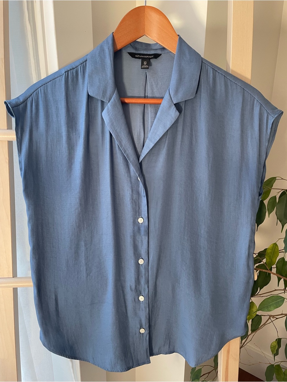 NWOT Banana Republic Blue Short Sleeve Button Front Shirt